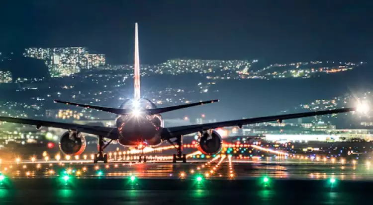 15 Foto pesawat berada di landasan pacu saat malam hari, mengagumkan!
