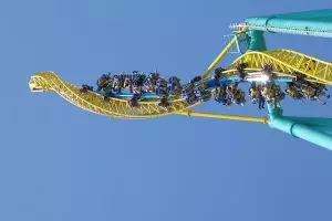 12 Roller coaster ini paling menegangkan di dunia, kamu berani naik?
