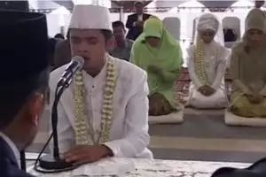Bukti kesederhanaan, pria ini menikah cuma pakai mahar baca Alquran