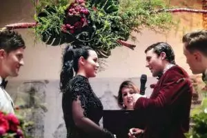 Wanita ini memilih gaun pengantin hitam untuk melawan tradisi keluarga