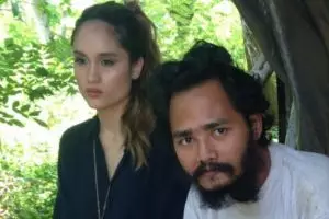 Cinta Laura 'pamer' foto bareng pria dipasung, ada apa ya? 