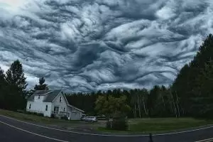 15 Awan ini bentuknya sangat aneh, pertanda apa ya?