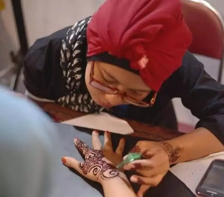 Ney terus berkarya jadi henna artist meski dengan satu tangan, salut!