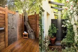 17 Cara asyik nikmati sensasi mandi di taman rumah, awas diintip!