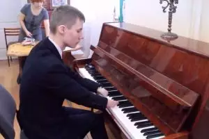 Meski tak punya jari tangan, cowok ganteng ini jago bermain piano