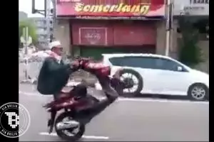 Atraksi motor pria berjubah ini bikin geleng-geleng kepala!