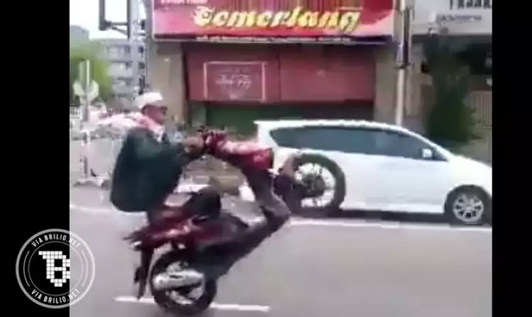 Atraksi motor pria berjubah ini bikin geleng-geleng kepala!