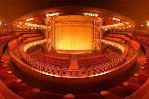 15 Bioskop paling unik dan megah di dunia, bikin betah nonton!