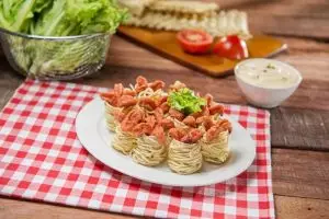 Yuk bikin sendiri mi gulung sosis, jajanan nostalgia zaman SD