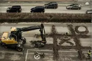 13 Foto ngawurnya orang pakai alat berat, konyol tapi juga bikin ngeri