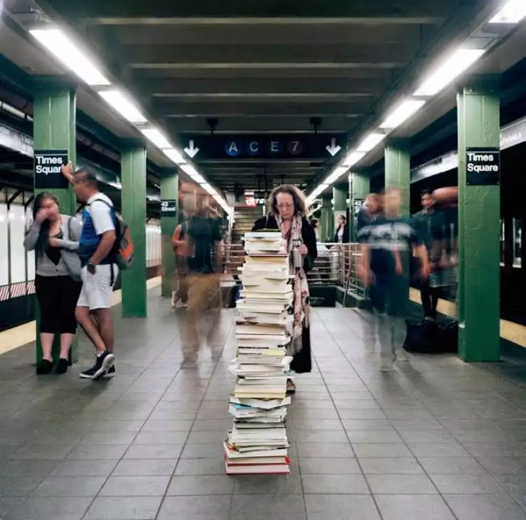 Pemuda ini buang koleksi ratusan bukunya di tempat umum, kenapa ya?