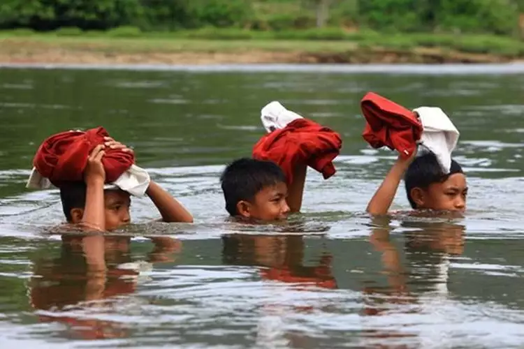 17 Foto hebatnya anak Indonesia bersekolah, miris tapi juga bikin haru