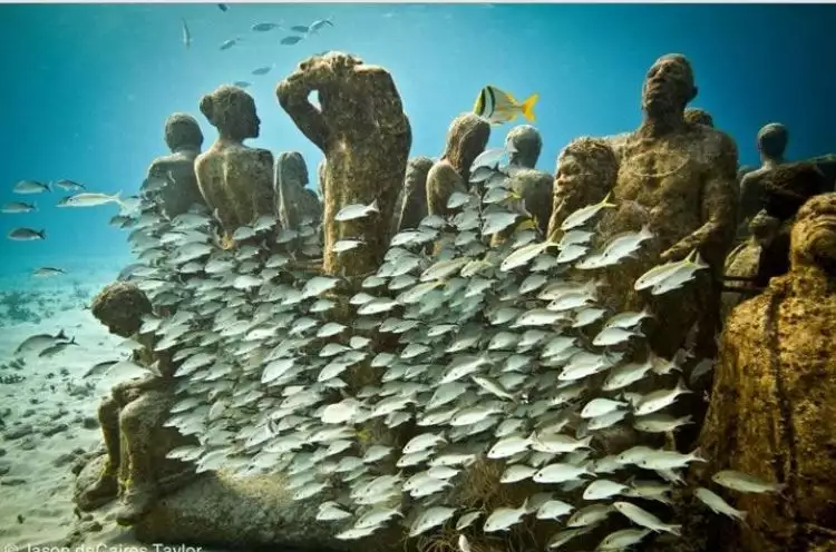 Patung-patung keren ini dipajang di dasar laut, kenapa ya?