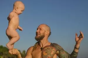  Pria ini ekstrem banget mengajak balitanya bermain, bikin was-was!