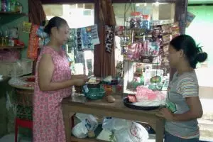 8 Keuntungan belanja tak terduga di warung tetangga daripada waralaba!