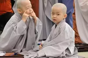 15 Tingkah biksu cilik ini bikin kamu kangen film Boboho, imut abis!