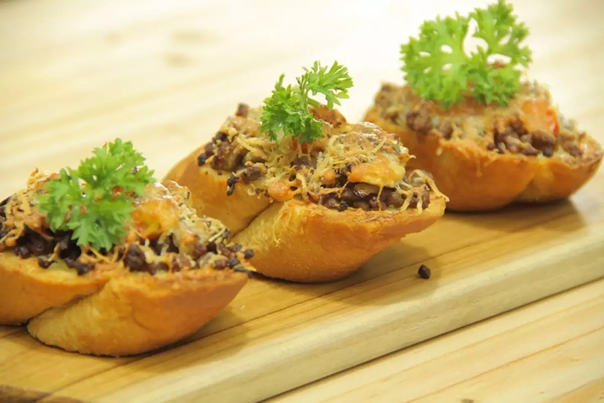 Liburan enaknya ngapain, ya? Bikin camilan Bruschetta aja, yuk!