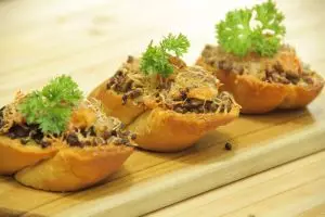Liburan enaknya ngapain, ya? Bikin camilan Bruschetta aja, yuk!
