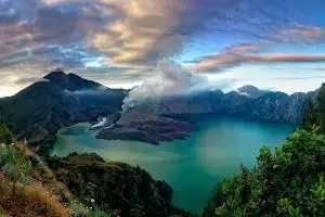 10 Puncak gunung di Indonesia ini indah banget, naik yuk!