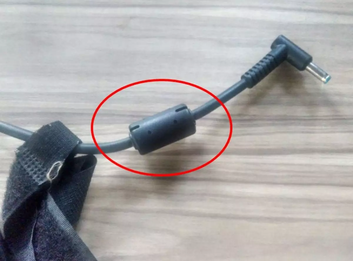 Sering lihat tabung kecil pada charger laptop? Ini fungsinya