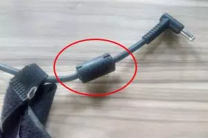 Sering lihat tabung kecil pada charger laptop? Ini fungsinya