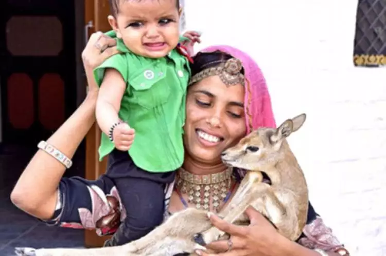 Nggak cuma bayinya, ibu-ibu di India ini juga menyusui bayi rusa