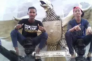 Ini kata Polsek Cipayung soal foto para ABG duduki patung pahlawan