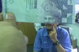 10 Foto kombinasi uang dan wajah orang ini lucu deh!