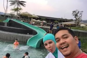 Sempat tersandung kasus asusila, Indra Bekti dan istri makin mesra!