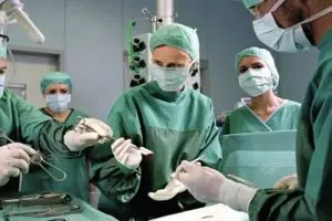 5 Transplantasi ini bikin geger, salah satunya kornea babi untuk anak!