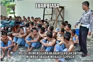 Gara-gara kalimat pelesetan, 11 foto ini berubah makna bikin ngakak!