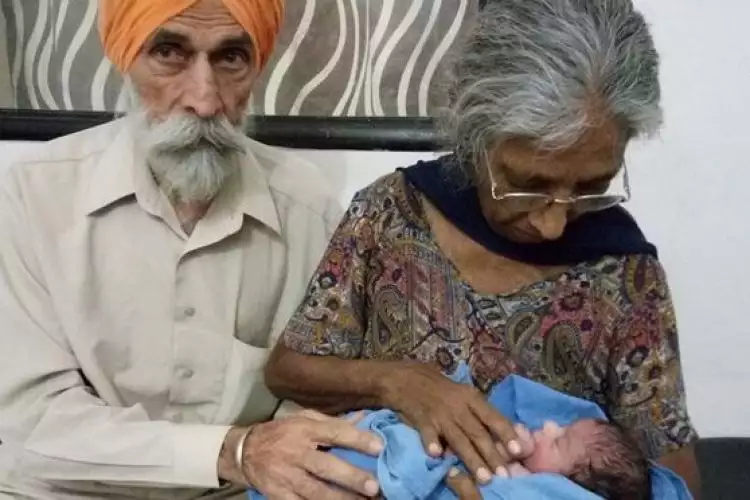 Nenek ini melahirkan di usia 70 tahun, kisahnya bikin terenyuh!