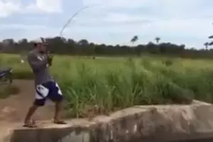 Orang memancing ini tak dapat ikan, justru sesuatu yang mengagetkan!