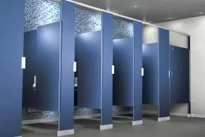 9 Alasan tak terduga desain bilik toilet umum tak tertutup sepenuhnya