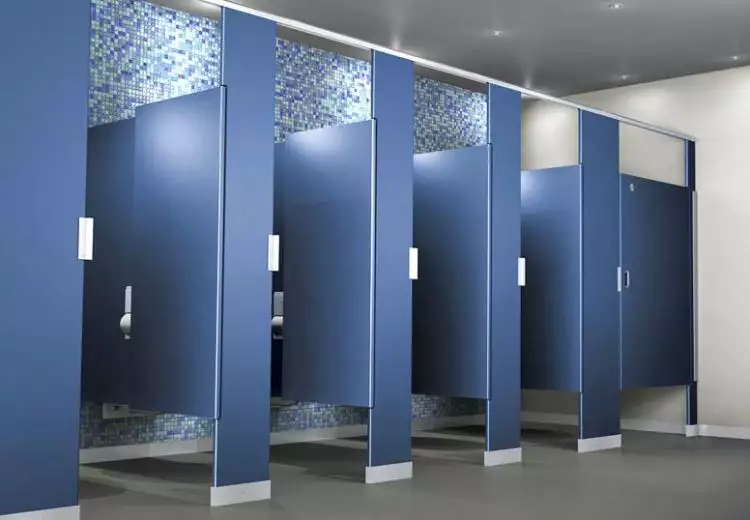 9 Alasan tak terduga desain bilik toilet umum tak tertutup sepenuhnya