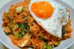 Suka K-Drama? Bikin nasi goreng kimchi ala Korea, yuk!