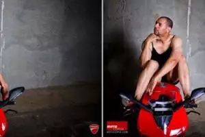 10 Pose cowok tirukan gaya model cewek dengan motor sport, bikin geli!