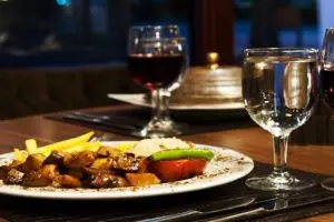 9 Restoran ini punya syarat unik berikan diskon, ada yang adu gemuk! 