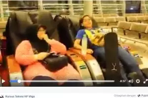 Ekspresi ibu cantik kegelian di kursi pijat ini bikin ketawa geli