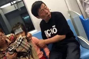 Kakek ini berikan jaket untuk tampung muntahan cucunya, bikin haru...