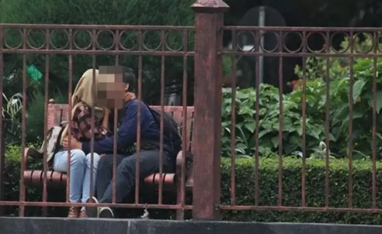 15 Pasangan ini tertangkap kamera bermesraan di tempat umum, duh! 
