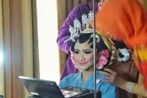 Suami mendadak sakit, mempelai wanita ini sendirian di resepsi nikahan