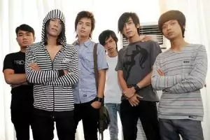 10 Band ini langsung meredup ketika ditinggal vokalisnya, ya nasib!
