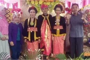 Pria ini nikahi dua wanita dalam waktu yang bebarengan, kok bisa? 