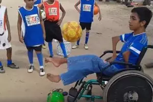 Bocah juggling bola dari kursi roda ini bikin berdecak kagum!