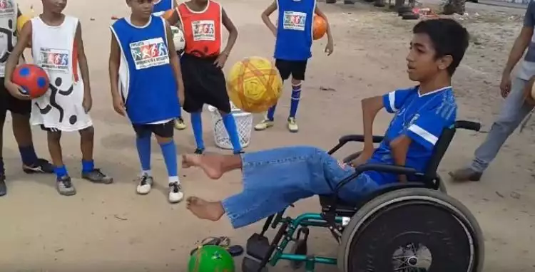 Bocah juggling bola dari kursi roda ini bikin berdecak kagum!