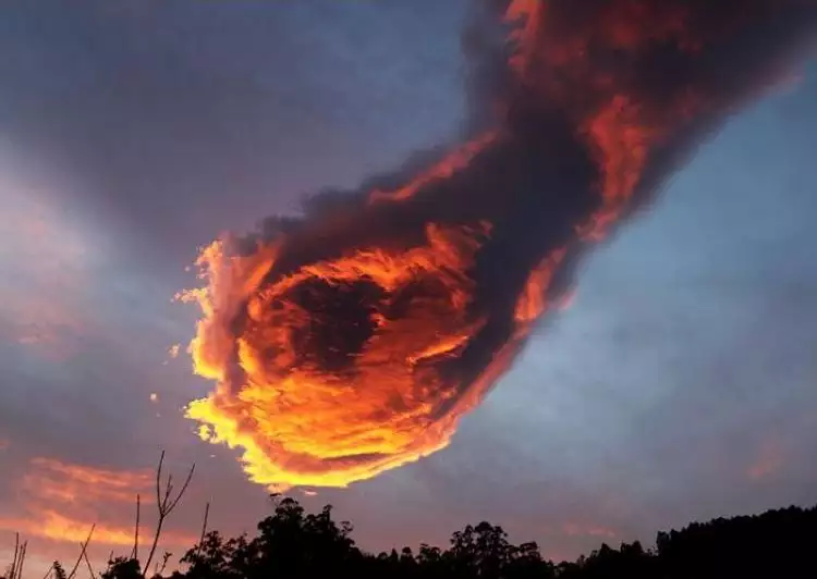 Foto awan seperti kepalan tangan api tinju bumi ini hebohkan netizen
