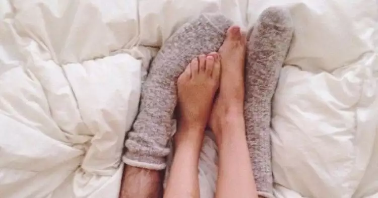Suka pakai kaus kaki saat tidur ternyata cerminkan kepribadianmu lho! 