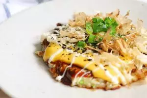 Suka masakan Jepang? Kamu harus coba bikin sendiri okonomiyaki ini!