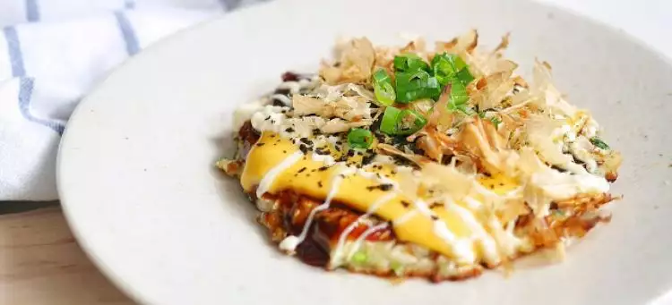 Suka masakan Jepang? Kamu harus coba bikin sendiri okonomiyaki ini!